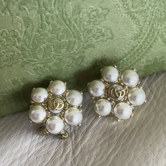 NEW GUCCI Pearl Earrings Interlocking Gold Clip On Type Logo Engraved 2cm x 2cm - Picture 7 of 10